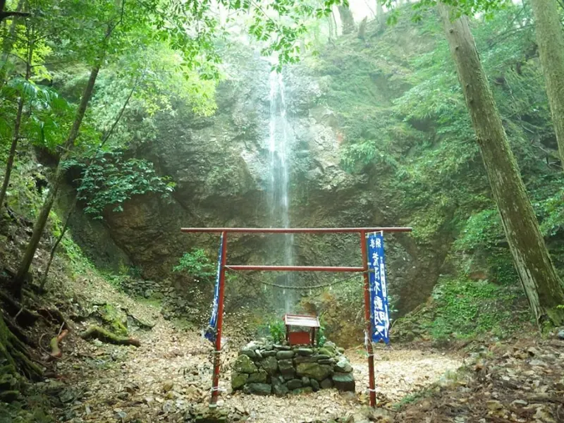 鳥居の奥に落ちる荒沢不動滝