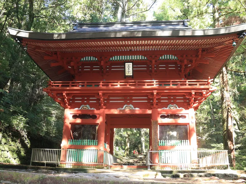 鳳来寺の石段にある朱塗りの仁王門