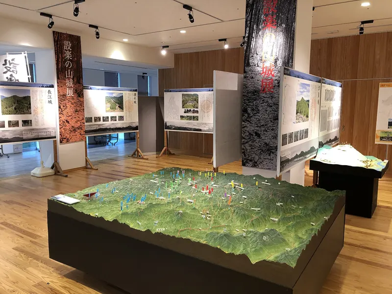 奥三河郷土館の館内にある地形模型