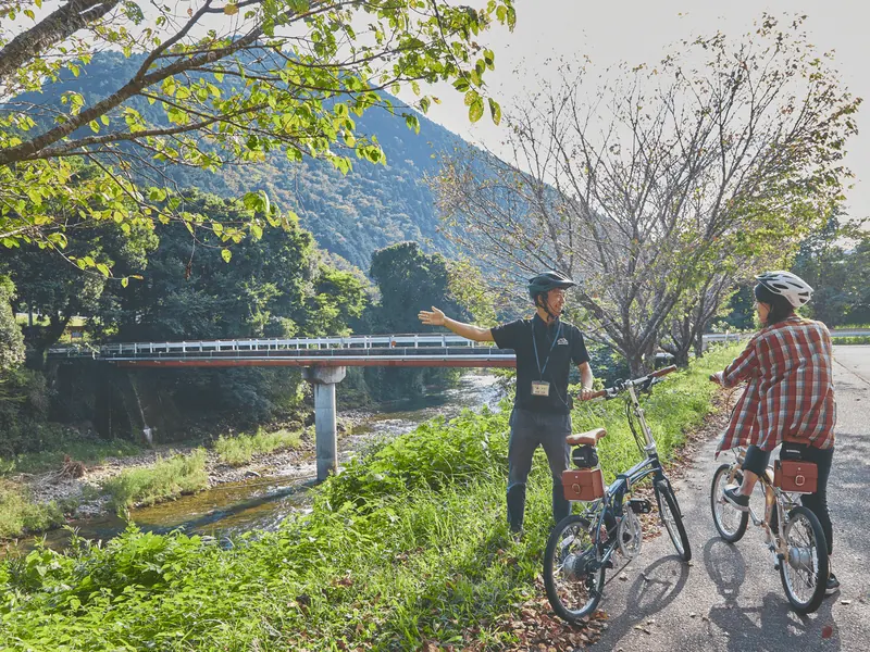 川沿いを走るぽたびのツアー