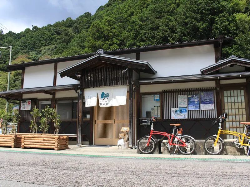 自転車が並ぶぽたびの建物