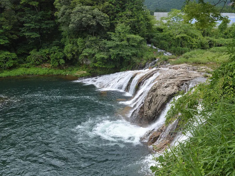 大千瀬川にかかる蔦の渕の幅広い滝