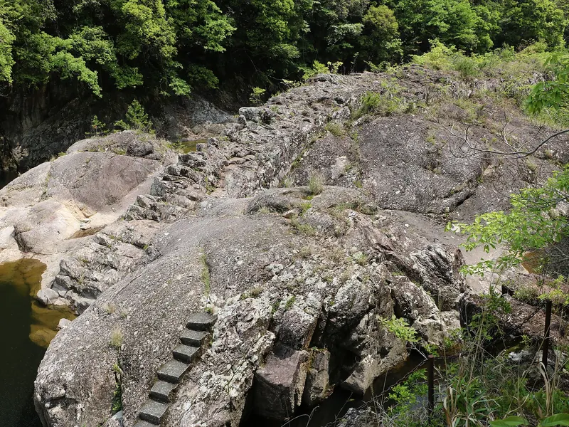 川床に続く馬背岩の岩脈