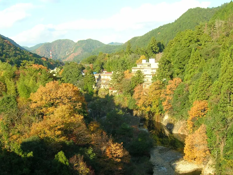 秋の湯谷温泉の渓谷